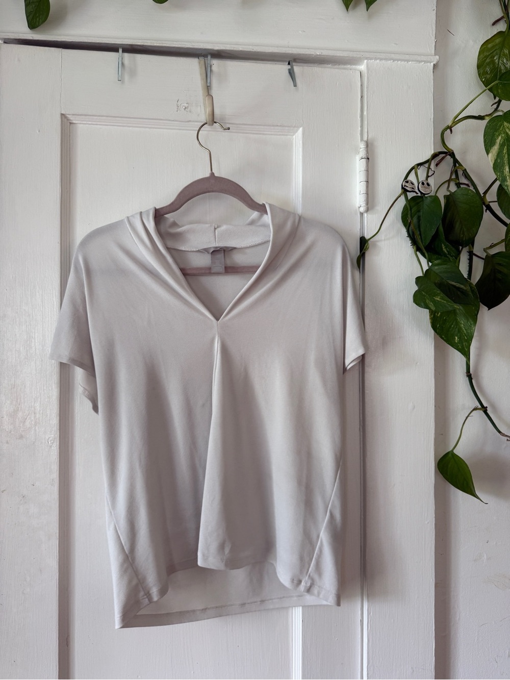 H&M size M Women's V-Neck Short Sleeve Tee